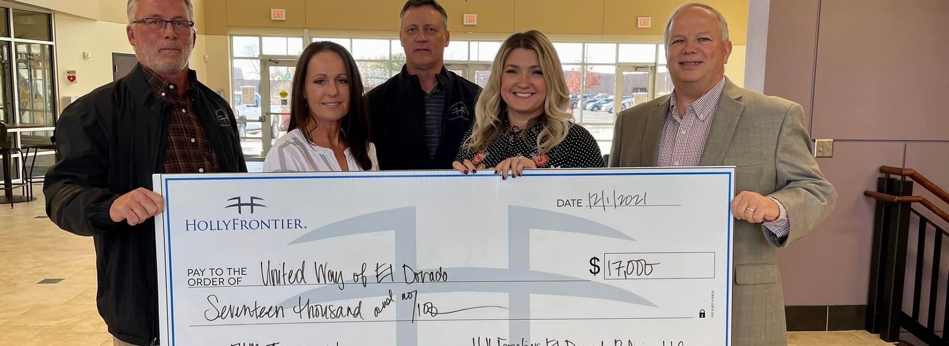 Holly Frontier giving check to united way